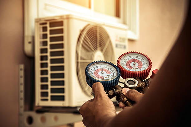 Professional Air Conditioning Service technician working in Allen Park, MI